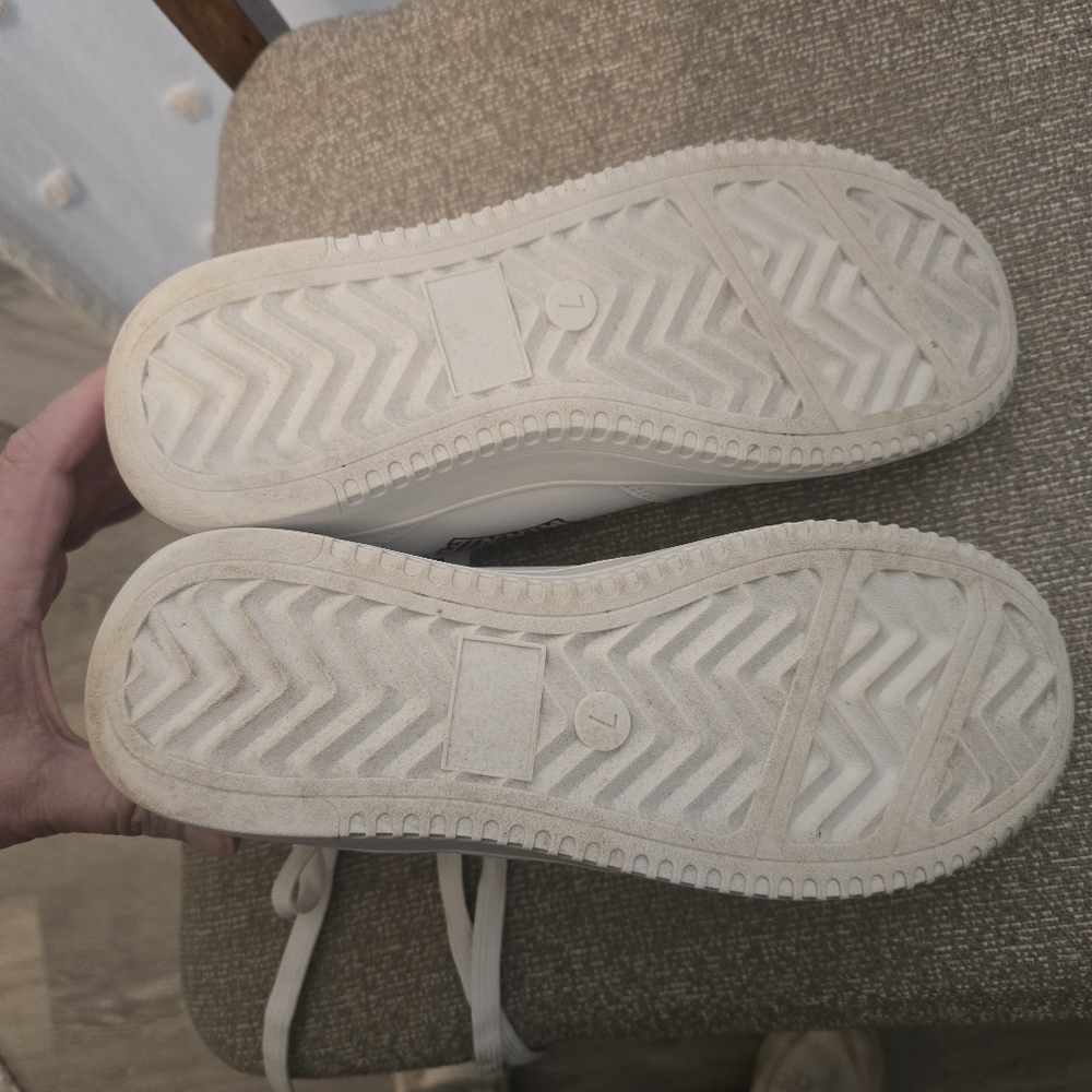 Minnie Mouse Womens Disney Sneakers Size 7 White and Red Excellent Used Cond. - Picture 5 of 9